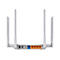 Ein weiÃŸer Router mit vier Antennen, RÃ¼ckansicht, zeigt AnschlÃ¼sse.