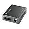 Schwarzer TP-Link Media Converter mit Glasfaser- und Ethernet-Anschlüssen auf weißem Hintergrund.
