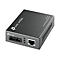Ein schwarzer TP-Link Fast Ethernet Media Converter. Oberhalb der Netzwerkbuchse leuchten drei kleine grüne LEDs.