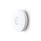 Runder, weißer WLAN-Router an einer Wand, mit Logo 'tp-link'.