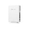 Weißes TP-Link Omada Netzwerkgerät. Mit Anschlüssen und LED-Anzeigen, stehend auf einem Sockel.