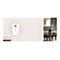 Ein weißer TP-Link Powerline Adapter steckt in einer Steckdose an einer Wand. Im Hintergrund ein unscharfer Essbereich.