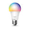Eine weiße Tapo-Multicolor-Glühbirne leuchtet in Regenbogenfarben. Am Sockel ist die silberfarbene Fassung erkennbar.