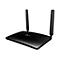 Schwarzer WLAN-Router von TP-Link. Zwei Antennen stehen aufrecht. Leuchtende LEDs zeigen den Status an.