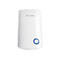 Weißer TP-Link WLAN-Repeater mit leuchtendem, blauem Ring und Statusanzeigen vor weißem Hintergrund.