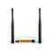 Ein weißer WLAN-Router mit zwei schwarzen Antennen und farbigen Anschlüssen.