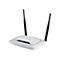 Ein weißer TP-Link-Router mit zwei schwarzen Antennen, isoliert auf weißem Hintergrund.