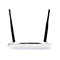 Weißer Router mit zwei schwarzen Antennen auf weißem Hintergrund. Oben links und rechts der Antennen abgerundet.