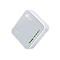 Un appareil TP-Link blanc et carrÃ©. Des voyants LED verts sont visibles sur la surface.