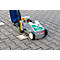 Une personne utilise un chariot pour tracer une ligne. Le chariot est chargé de peinture et porte l'inscription 'perfect striper'.