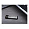 ClÃ© USB grise avec le logo Transcend, posÃ©e sur une surface texturÃ©e. Tablette en arriÃ¨re-plan.