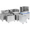 Verschillende metalen containers van verschillende afmetingen en vormen, sommige met wielen, voor industrie of warehousing.