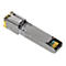 Silbernes SFP-Modul mit goldfarbenen Kontakten auf weißem Hintergrund.