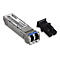 Silbernes SFP-Modul von TRENDnet mit blauem Entriegelungshebel und schwarzer Schutzkappe daneben.