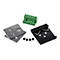 Verschiedene elektronische Bauteile: grÃ¼ne Klemme, metallische Platten, schwarze Halterung und Schrauben.
