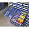 Geöffnete Schublade eines Werkstattschranks mit beschrifteten blauen Kunststoffboxen voller bunter Kabelschuhe.