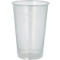 Transparenter Einweg-Plastikbecher mit Aufdruck 100% RECYCLABLE vor weißem Hintergrund.