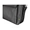 Nahaufnahme einer schwarzen Laptoptasche mit Trust-Logo und grünem RPET-Etikett.