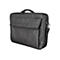 Schwarze Laptoptasche von Trust mit Tragegriff, Klappe vorne und RPET-Label auf weißem Hintergrund.