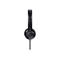 Schwarzes kabelgebundenes Headset in der Seitenansicht vor weißem Hintergrund.
