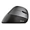 Schwarze, ergonomische Vertikal-Maus von Trust im Profil vor weißem Hintergrund.
