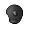 Schwarzes ergonomisches Mauspad mit Gel-Handballenauflage und darauf platzierter grauer Trust-Computermaus.