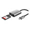 Silberner Trust USB-C Kartenleser mit eingesteckter SD- und Micro-SD-Karte vor weißem Hintergrund.