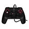 Manette de jeu noire avec des accents et des boutons rouges. La manette possède une croix directionnelle, des sticks analogiques et des boutons de fonction.