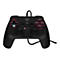 Manette de jeu noire avec des accents rouges. La manette a un câble et des boutons avec des étiquettes.