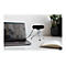 Schwarze Webcam auf Stativ vor Laptop mit Video-Konferenz, neben Pflanze und Notizbuch. Webcam mit Logo Trust.
