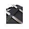 Detaileinblick auf eine schwarze Tasche mit silbernen Metallteilen. Ein schwarzer Gurt mit der Aufschrift CANOTUCANO liegt Ã¼ber den Metallteilen.
