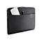 Schwarze Laptoptasche mit ReiÃŸverschluss. In der Fronttasche befinden sich ein weiÃŸes GerÃ¤t und ein Stift.