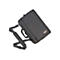 Schwarze Laptoptasche mit Schulterriemen. Sie liegt diagonal im Bild.