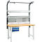 Werkbank mit Lochwand, Schubladen und Arbeitsleuchte vor neutralem Hintergrund.