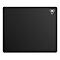Tapis de souris rectangulaire noir avec logo dans le coin supérieur droit.