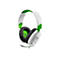 Weißes Gaming-Headset mit grünen Akzenten, schwarze Ohrpolster. Mikrofon an der Seite.