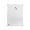 Rechteckiges, weißes Whiteboard mit silbernem Rahmen und roten Eckkappen sowie drei kleinen Magneten.