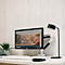 Bureau avec moniteur, clavier, souris et lampe. Le moniteur affiche un site web avec un logo.