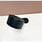 Applique murale noire, cylindrique, biseautée, sur fond blanc avec arrière-plan marron. Support plat pour montage mural.