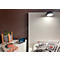 Chambre avec table de chevet, lampe et oreiller. Sur la table : livre, pot avec plante, réveil.