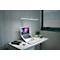 Bureau avec ordinateur portable, clavier, lampe et plante en pot. La lampe brille vivement. La fenêtre laisse entrer la lumière naturelle.