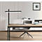 Bureau avec lampe, ordinateur portable, chaise et décoration murale, scène lumineuse.