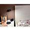 Nachttisch mit Lampe, Pflanze und Smart-Display. Links daneben ein Bett mit Kissen.