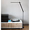 Schlanke, schwarze LED-Stehleuchte steht neben einem Sideboard mit Plattenspieler und Stereoanlage.