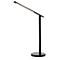 Schlanke, schwarze LED-Schreibtischlampe mit rundem Standfuß auf weißem Hintergrund.
