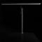 Schwarze, minimalistische Schreibtischlampe vor dunklem Hintergrund.