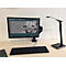 Ein moderner Schreibtisch mit Monitor, Tastatur und einer schlanken schwarzen LED-Schreibtischlampe.