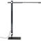 Schwarze, minimalistische LED-Schreibtischlampe mit schwenkbarem Arm und rechteckigem Fuß auf weißem Hintergrund.