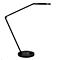 Schwarze, minimalistische LED-Schreibtischlampe mit schwenkbarem Arm auf rundem Standfuß vor weißem Hintergrund.
