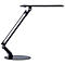 Schwarze, minimalistische Schreibtischlampe mit flachem Leuchtkopf und schwenkbarem Arm vor weißem Hintergrund.